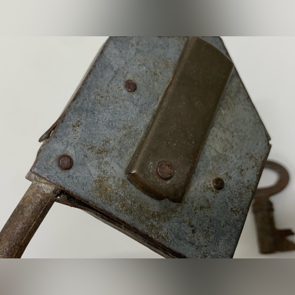 Vintage Angular Metal Heavy Duty Functional Padlock w/ Key - Picture 8 of 16